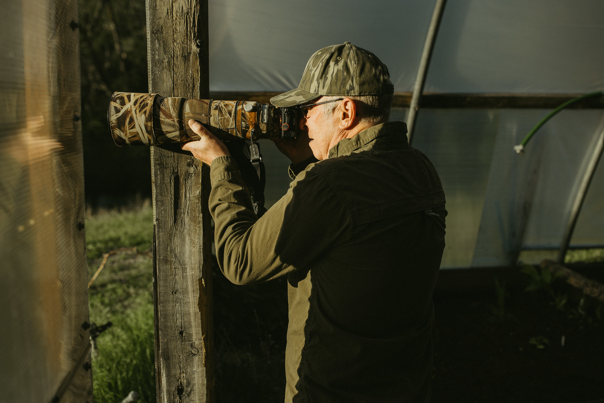 man taking pictures through telephoto lense
